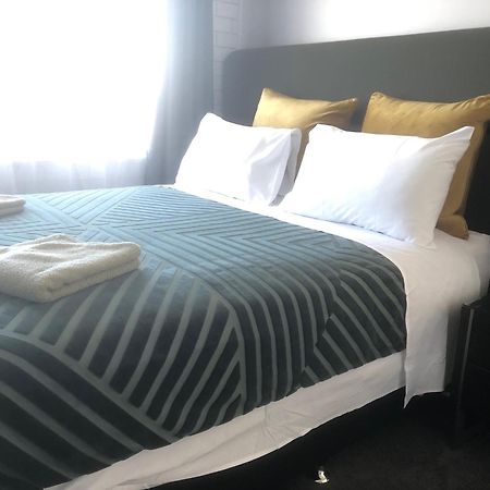 White Manor Motel Кума Екстер'єр фото