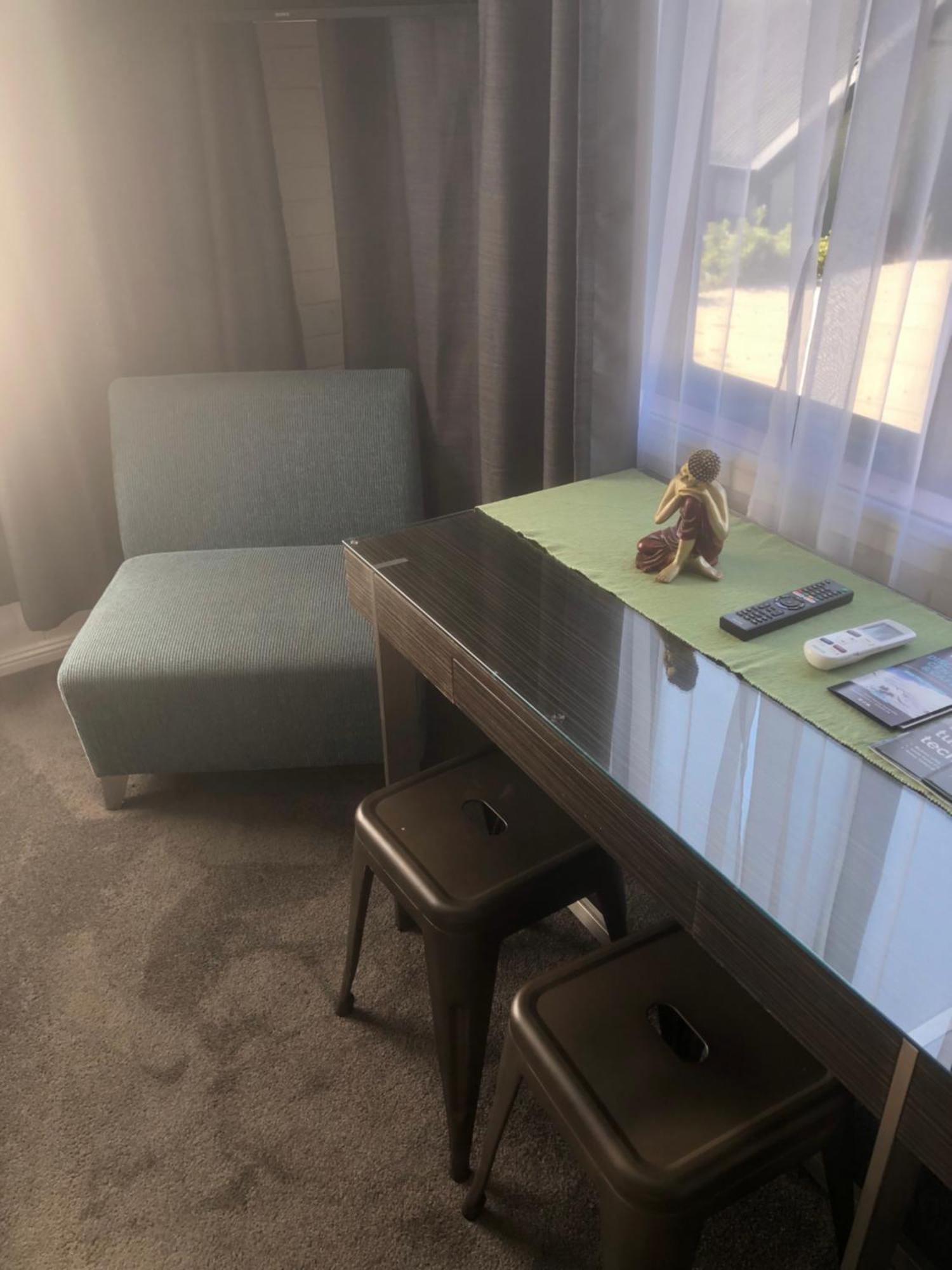 White Manor Motel Кума Екстер'єр фото