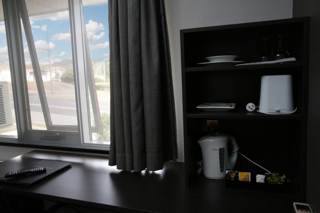 White Manor Motel Кума Екстер'єр фото