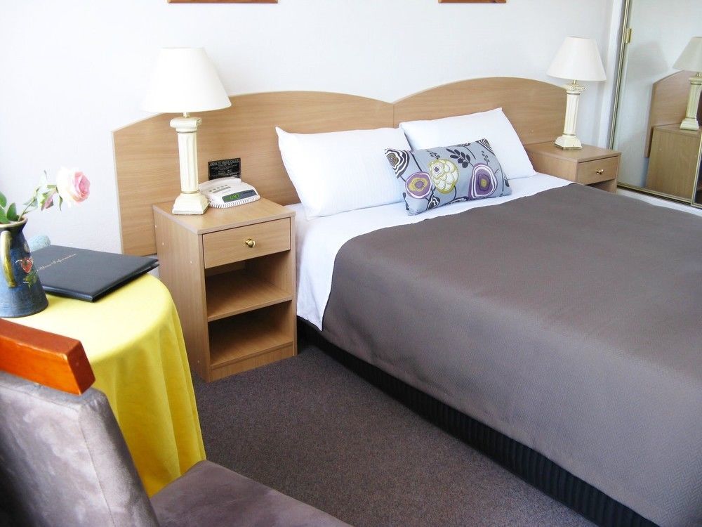 White Manor Motel Кума Екстер'єр фото