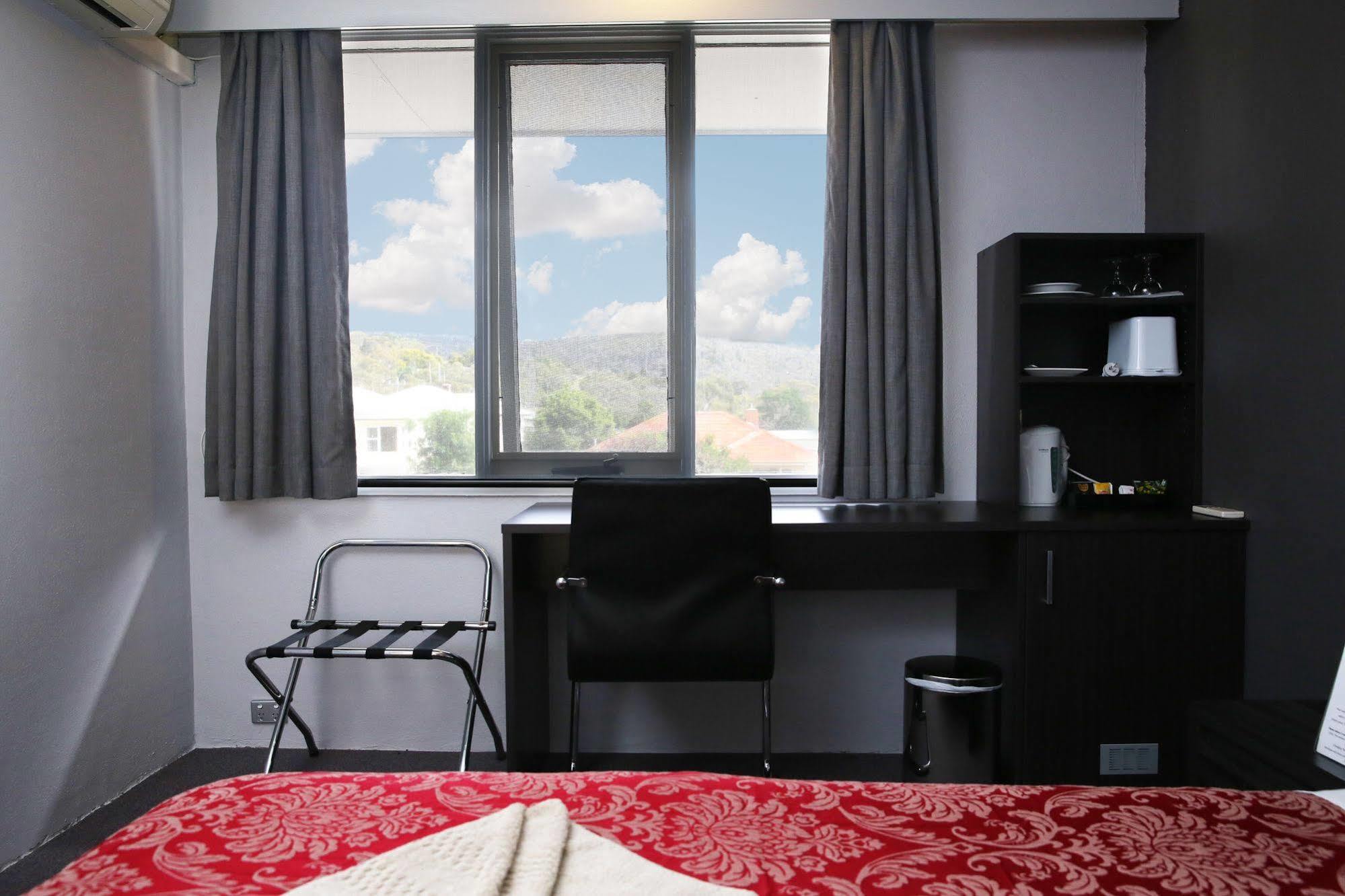White Manor Motel Кума Екстер'єр фото