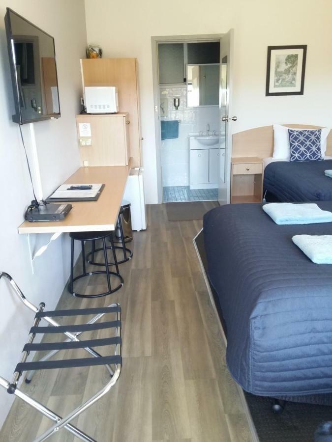 White Manor Motel Кума Екстер'єр фото