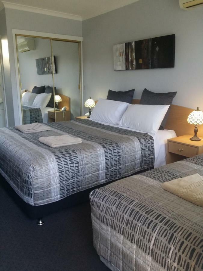 White Manor Motel Кума Екстер'єр фото