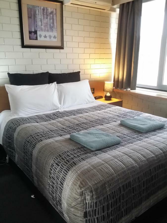 White Manor Motel Кума Екстер'єр фото